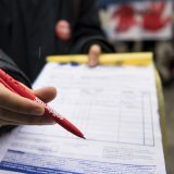 Le Conseil fédéral estime qu'il doit toujours être possible de payer pour récolter des signatures (image d'illustration).